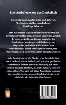Eine Anthologie aus der Dunkelheit. Laterne unten links, Fledermäuse fliegen im dunklen, nebligen Hintergrund.