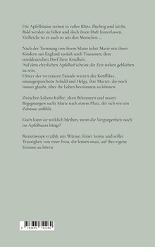 Ein Text beschreibt Apfelbäume in Blüte und Marie, die nach ihrer Trennung in ein norddeutsches Kindheitsdorf zurückkehrt.