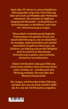 Ein Text beschreibt, dass Führung nicht auf Modelle reduzierbar ist, sondern aus täglichem Umgang mit Menschen entsteht.