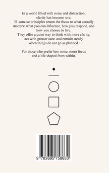 Ein Text spricht über die Seltenheit von Klarheit und wie 31 Prinzipien helfen, sich auf das Wesentliche zu konzentrieren. Darunter sind einfache geometrische Formen: Punkt, Linie, Kreis, Quadrat und Fünfeck. Ein Barcode mit der Nummer 9783695758630 ist am Ende.