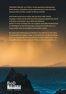 "ZWISCHEN WELLEN und STILLE" behandelt Reife und Erkenntnis. Unten dunkle Küste, blauer Ozean, orangefarbener Himmel.