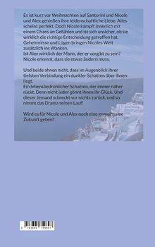Text über Nicole und Alex in Santorini, Geheimnisse bedrohen ihre Beziehung. Im Hintergrund eine Küstenszene mit Gebäuden.