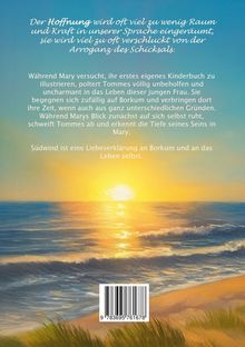 Ein Sonnenuntergang über dem Meer mit Strand und Dünen im Vordergrund. Texte beschreiben Hoffnungen und eine Geschichte.