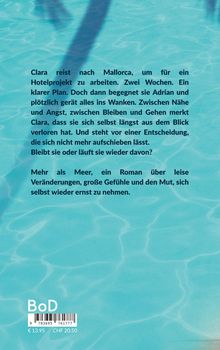Text über Clara, die nach Mallorca reist für ein Hotelprojekt und dabei auf Adrian trifft. Hintergrund in türkisblau.