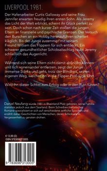 „LIVERPOOL 1981. Der Hafenarbeiter Curtis Galloway und seine Frau Jennifer erwarten freudig ihren...“ Bunte, verschwommene Lichtspielkulisse.