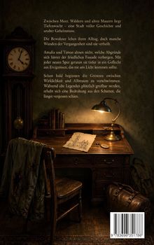 Text beschreibt eine Stadt voller Geheimnisse. Alte Uhr, Schreibtisch mit Lampe, Bücher, Zeichnung, Schlüssel, Gepäckstücke.