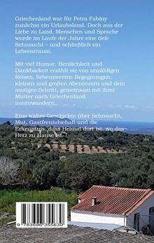 Text über Petra Fabinys Liebe zu Griechenland. Landschaft mit bewaldeten Hügeln, blauem Himmel und einem Haus mit rotem Dach.