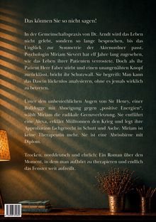 Text: "Das können Sie so nicht sagen!" Beschreibung eines Romans über Therapie und Neubeginn. Dekor: Tischlampe, Bücher, Pflanze.