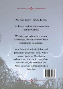 Ein Text über Lebenserfahrungen und Stolpersteine, gerahmt von Blitz und Pflanzen im unteren Bereich.