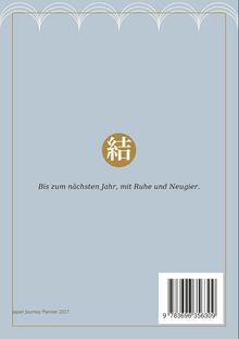 "Bis zum nächsten Jahr, mit Ruhe und Neugier." Ein japanisches Zeichen in einem goldenen Kreis auf hellblauem Hintergrund.