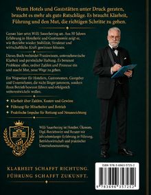 Ein Mann in Anzug mit Bart hält ein Klemmbrett. Ein Wappen-Logo zeigt ein Gebäude. Text über Führung und Klarheit in Hotellerie.