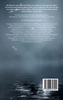 Ein nachdenklicher Text über Selbstfindung, Mut und Überwindung von Vergangenheit. Hintergrund zeigt Wasser und eine Feder.