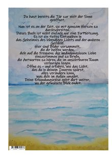 Ein Text mit motivierenden Worten über das Öffnen der Sinne; Ozean- und Himmelsillustration im Hintergrund in sanften Farben.