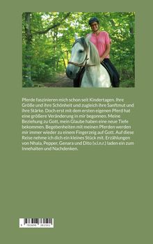 Text über die Faszination für Pferde seit der Kindheit. Bild: Person auf einem weißen Pferd in einem grünen Wald.
