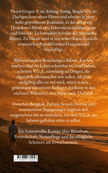 Victor Gregor A. ist Anfang vierzig, Single, lebt im Dachgeschoss seiner Eltern und arbeitet in einer Realsatire. Ein Mensch geht am Strand entlang vor einem orangefarbenen Sonnenuntergang.