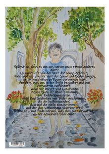 Ein Junge lacht im Sommerregen, während große grüne Bäume und Blumen im Hintergrund zu sehen sind.
