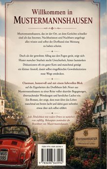 Willkommenstext für Mustermannshausen über charmantes Dorfleben. Rotes Cabrio auf Dorfstraße, Blumen, ländliche Idylle.