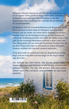 Text über das Leben von Marieke und Jule auf Föhr. Im Hintergrund Meerblick und ein Haus mit blauen Fensterläden.