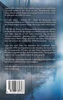 Text auf dunklem, regnerischen Hintergrund. Straße und Gebäude in Grautönen, melancholische Stimmung.