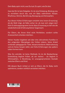 Roter Hintergrund mit Text über Bindung und Erziehung. Hinweise auf pädagogische Tiefe und echte Anwesenheit für Eltern.