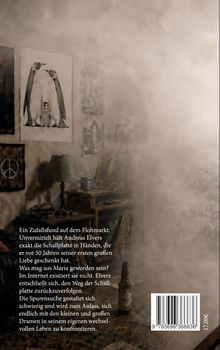 Ein Zufallsfund auf dem Flohmarkt. Unvermittelt hält Andreas Elvers exakt die Schallplatte seiner ersten großen Liebe. Im Hintergrund ist eine Illustration mit Pinguinen an der Wand, neben anderen Bildern. Ein Tisch mit Lampe, Bücher und eine Bierflasche sind ebenfalls sichtbar.