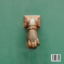 Strichcode unten rechts: 9 783696 367244. Türklopfer in Form einer bronzefarbenen, dekorierten Hand an grüner Tür.