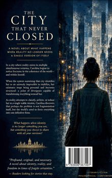 „THE CITY THAT NEVER CLOSED“ beschreibt ein Buch über die Auswirkungen von Realitäten ohne feste Identität. Im Bild ist eine Person von hinten zu sehen, die eine leuchtende Stadt betrachtet.