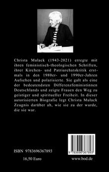 Ein Schwarzweiß-Foto einer lächelnden älteren Frau mit kurzen Haaren, sitzt vor einem Buch. Text über Christa Mulack. ISBN 9783696367893. 16,50 Euro.