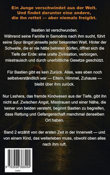 Ein Junge verschwindet aus der Welt. Dahinter sieht man einen abgedunkelten Gang mit einem Kind, das dort steht.