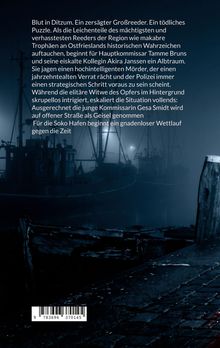 Text über einen Kriminalfall in Ostfriesland; darunter ein Barcode. Im Hintergrund ist eine düstere Hafenszene.