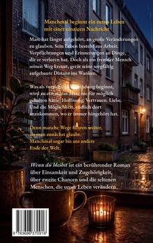 Der Text beschreibt einen Roman über Veränderung und zweite Chancen. Eine gemütliche Szene bei Regen mit Kerzenlicht.