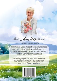 "nimmt ihre Leser mit auf Entdeckungsreise... neue Wege zu gehen." Ältere Frau mit Buch, vor blauem Himmel, Heidies Name und Beruf.
