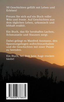 Ein Text beschreibt lebhafte, humorvolle Geschichten von Manfred Assmann. Hintergrund zeigt einen Sonnenuntergang über Bergen.