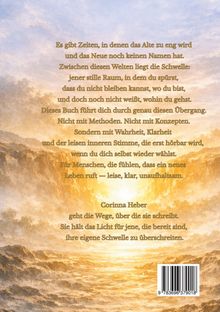 Es wird über Übergänge und innere Klarheit gesprochen. Eine leuchtende Landschaft im Hintergrund unterstreicht es.