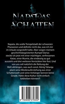 „Napatas Schatten“ steht in metallischer Schrift. Eine Beschreibung folgt. Oben ein stilisiertes Katzensymbol, unten ein Barcode.