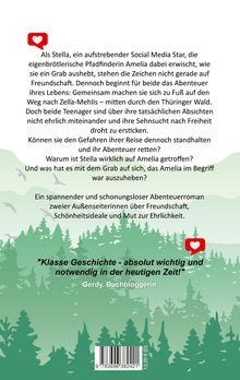 Text über zwei Außenseiterinnen, Stella und Amelia, auf Abenteuerreise. Hintergrund grüne Waldlandschaft, Vogel-Silhouetten.