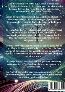Texte beschreiben eine tiefgründige Reise durch das "Netzwerk der Vielfalt" und betonen Verbundenheit und Verantwortung. Im Hintergrund befindet sich eine Illustration eines Baumes mit einem farbenfrohen, nebeligen Himmel.
