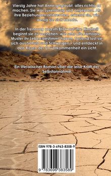 Ein literarischer Roman über die leise Kraft der Selbstannahme. Zeigt trockene, rissige Erde und bewölkten Himmel.