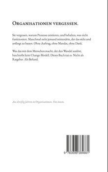 Text: Organisationen vergessen. Sie vergessen, warum Prozesse existieren, und behalten, was nicht funktioniert. Manchmal steht jemand mittendrin, der das sieht und anfängt zu bauen. Ohne Auftrag, ohne Mandat, ohne Dank. Was das mit dem Menschen macht, der den Wandel auslöst, beschreibt kein Change-Modell. Dieses Buch tut es. Nicht als Ratgeber. Als Befund. Unten ein Barcode.