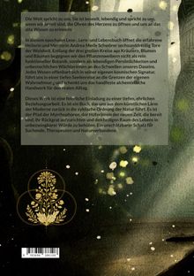 Grauer Text auf grünlichem Hintergrund: Über Weisheit und Natur. Unten ein goldenes Pflanzenlogo. Skizzenhafte, helle Punkte.