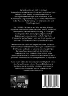 Carlo Alvoni ist seit 1985 im Verkauf tätig. Bild von Carlo Alvoni bei einer Präsentation und ein Barcode sind sichtbar.
