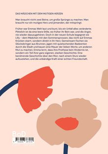 Text: „Das Mädchen mit dem mutigen Herzen…“ Farben: Beige Hintergrund, abstrakte Blumen in Rot, Beige und Blau.