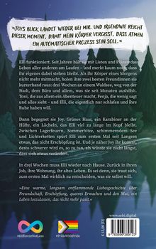 Oben: „JOYS BLICK LANDET WIEDER BEI MIR...“ Unten: Eine Zusammenfassung über Elli, Freunde und Veränderungen. Links unten: Logos mit Hashtags #DifferentNotLess, #PrideWithPride. Im Hintergrund ein Wald bei Nacht.