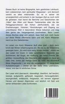 Ein Text beschreibt ein Buch, das verschiedene Genres vereint und spirituelle Erfahrungen thematisiert. Unten rechts ein Barcode. Hintergrund in sanften Blau- und Grüntönen.
