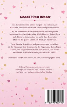 Text über eine chaotische Liebesgeschichte, Hintergrund mit rosa Herzen und goldenen Sternen, Barcode unten rechts.