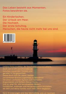 Ein Text beschreibt, wie Fotos Momente bewahren: Kinderlachen, Urlaub, Hochzeit. Im Hintergrund Sonnenuntergang und Leuchtturm.
