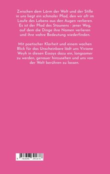 Text über einen schmalen Pfad zwischen Lärm und Stille, Essays von Viviane Weyh, in weißer Schrift auf rosa Hintergrund.