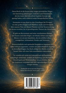 Ein Text beschreibt eine persönliche Reise zu existenziellen Fragen, Bewusstsein, Trauma und das Streben nach Frieden. Es gibt einen Barcode am unteren Rand. Der Hintergrund ist dunkel mit einem Muster aus funkelnden Lichtern.