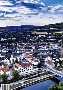 Aufdruck von vertikal gestreiftem Barcode. Stadtpanorama mit Fluss, Häusern, Brücke und Hügeln im Hintergrund.