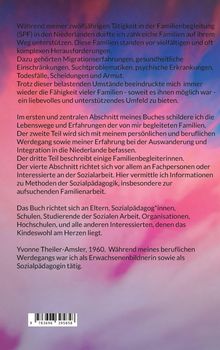 Text beschreibt die Familienbegleitung bei Herausforderungen. Buntes Farbspiel in Blau, Rosa und Lila im Hintergrund.